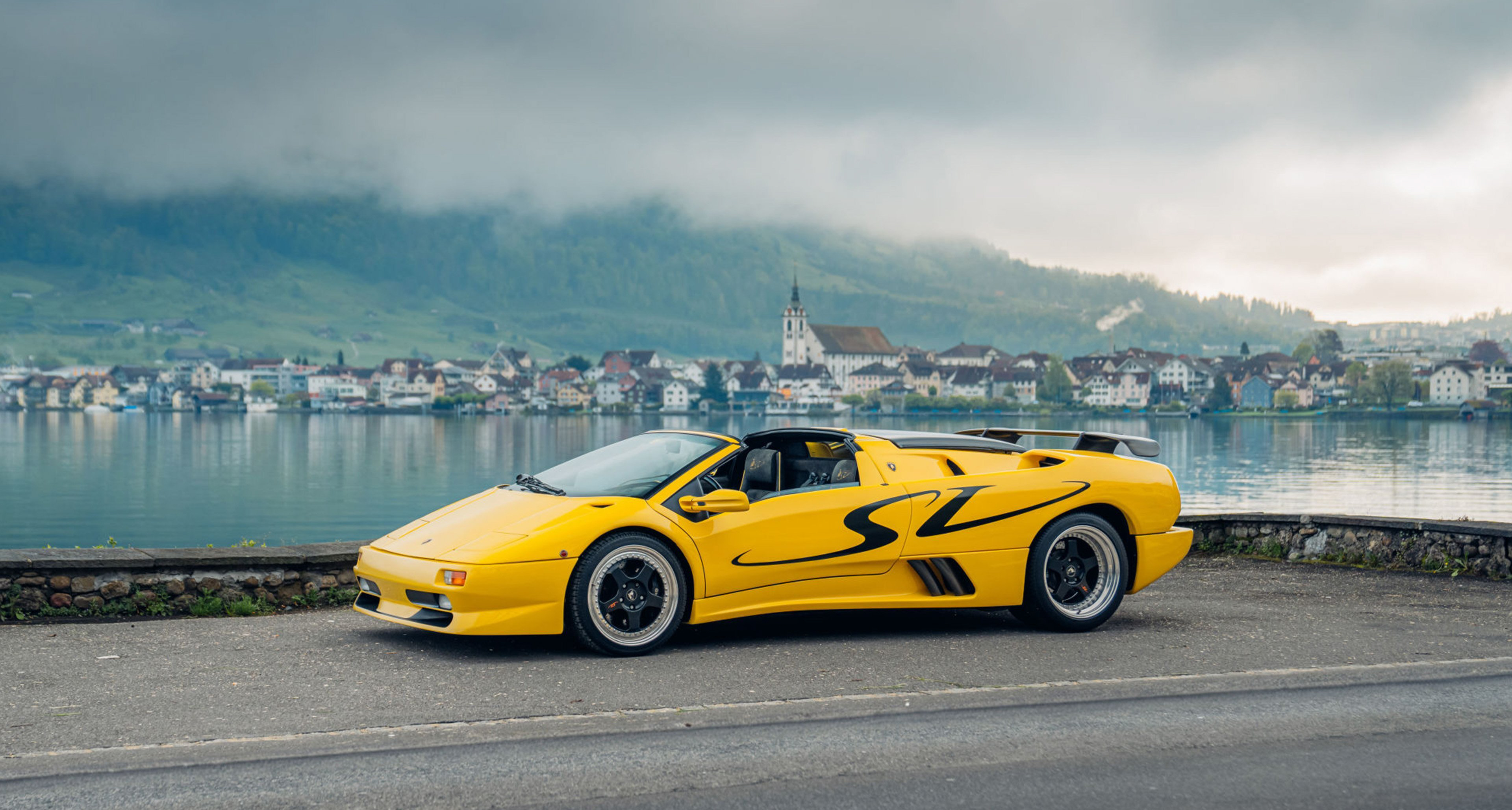 Lamborghini Diablo SV with distinctive graphics