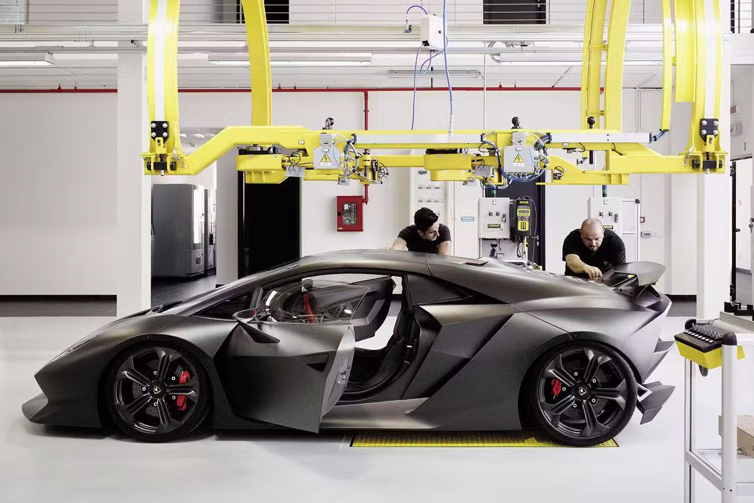 Sesto Elemento Carbon Fiber Construction