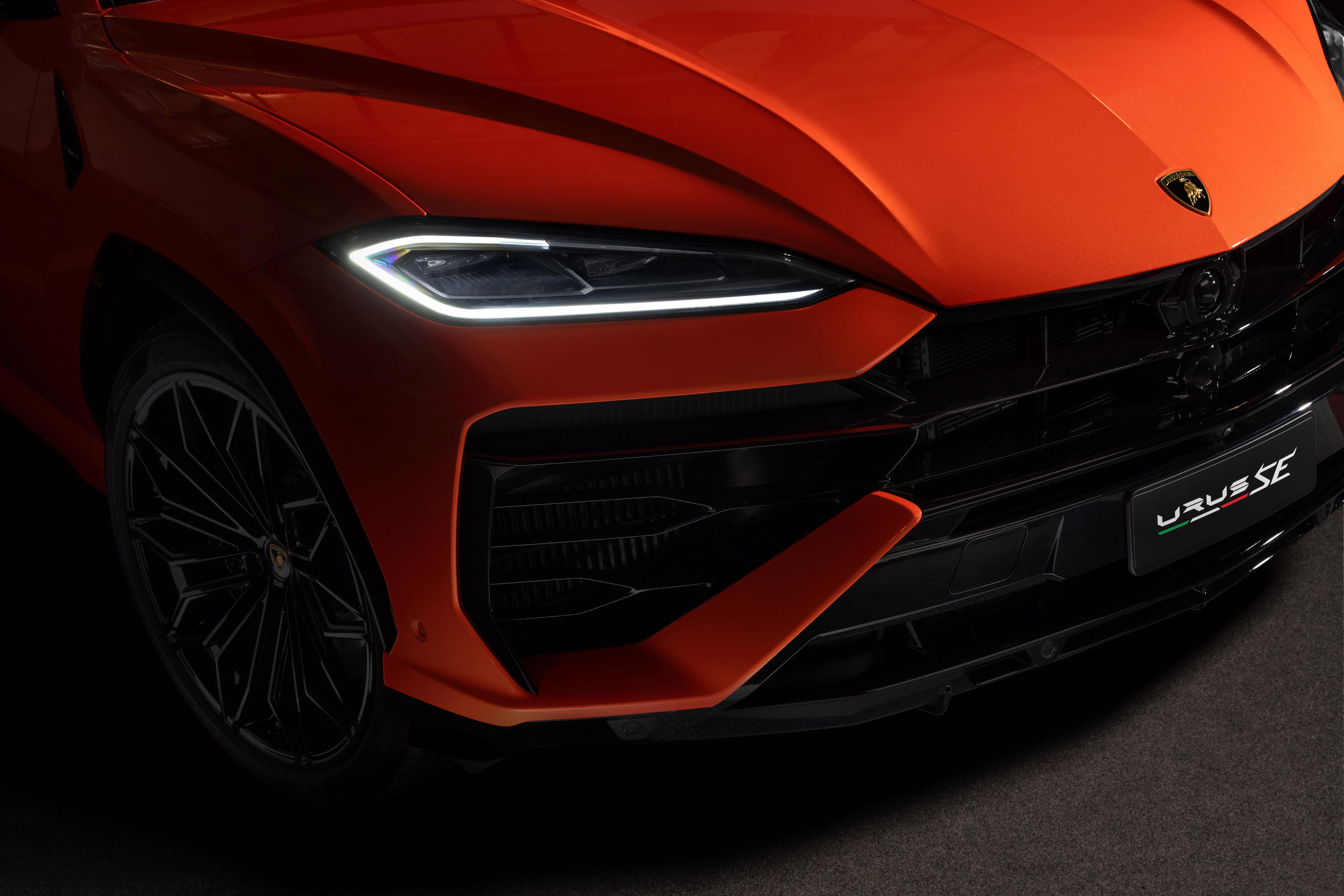 Lamborghini Urus SE headlight detail