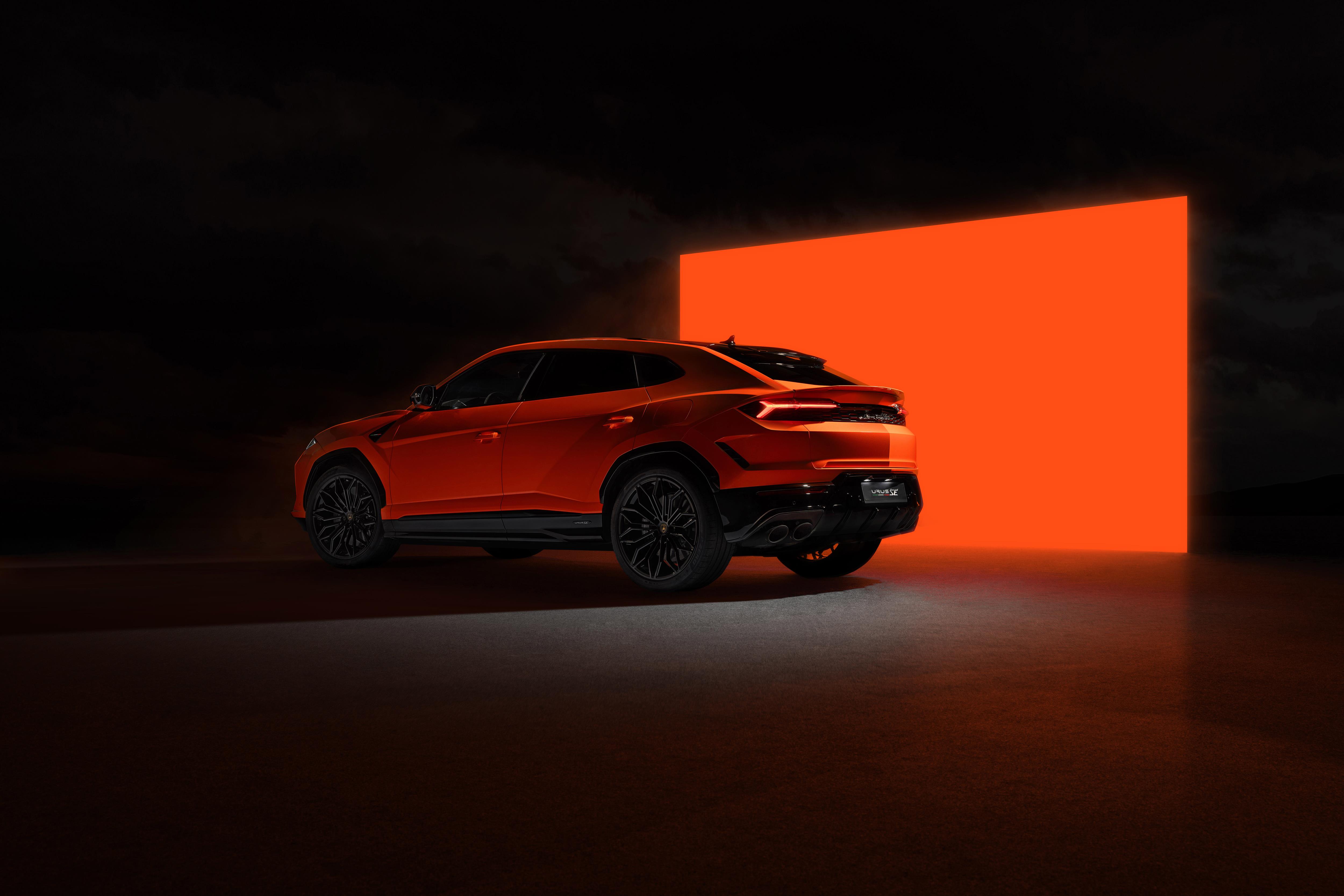 Lamborghini Urus SE rear angle