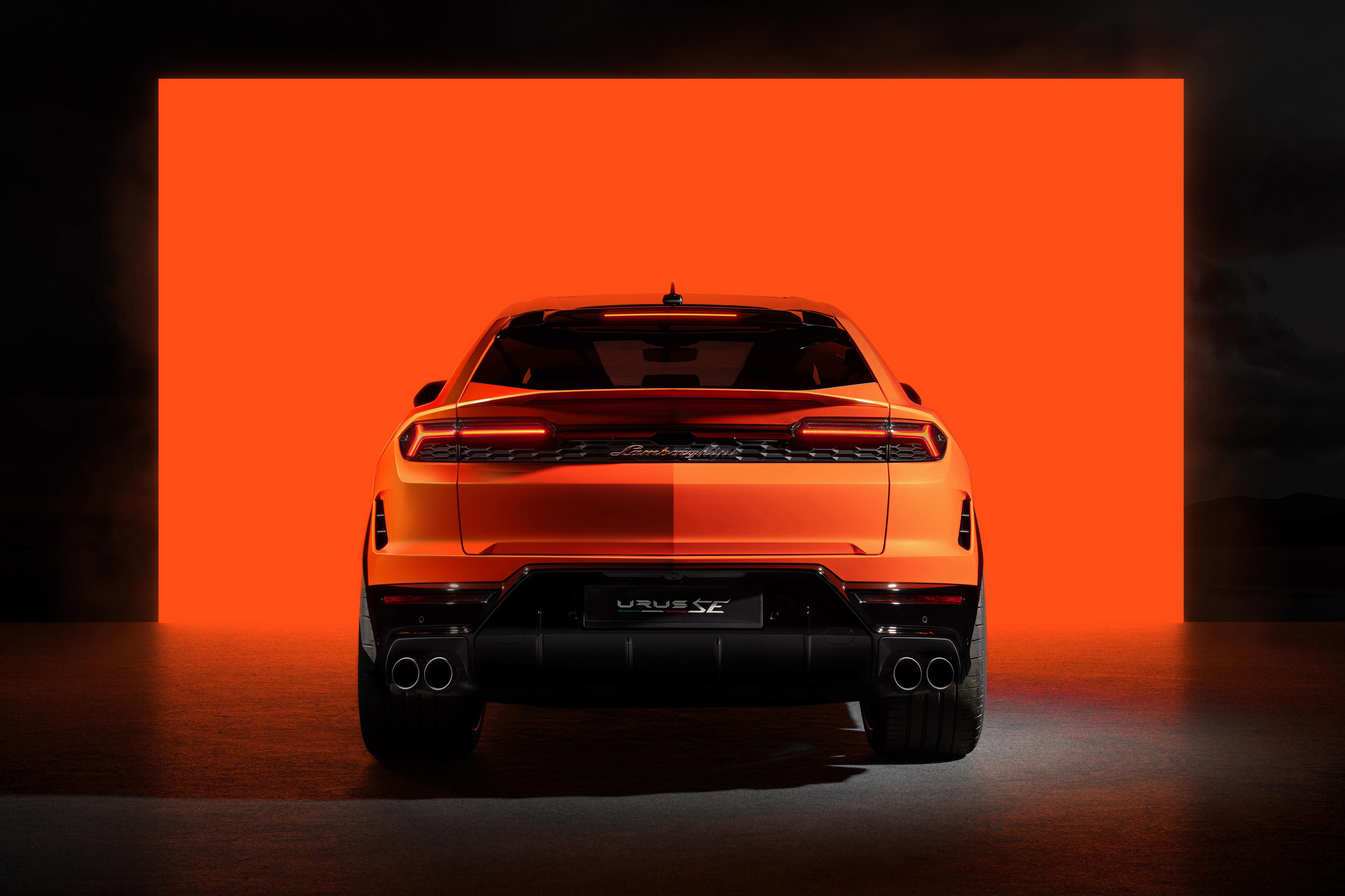 Lamborghini Urus SE rear view