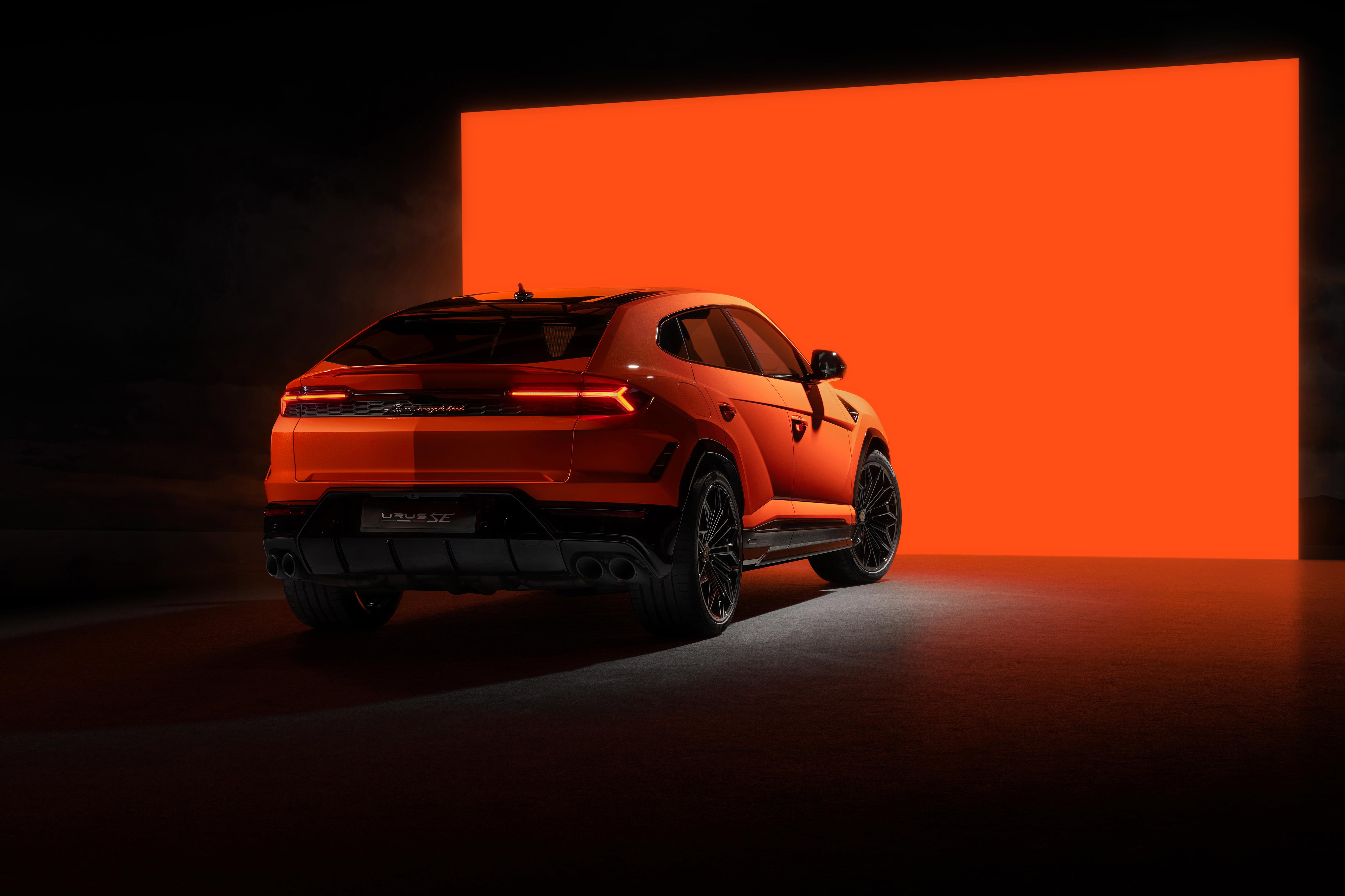 Lamborghini Urus SE rear three-quarter
