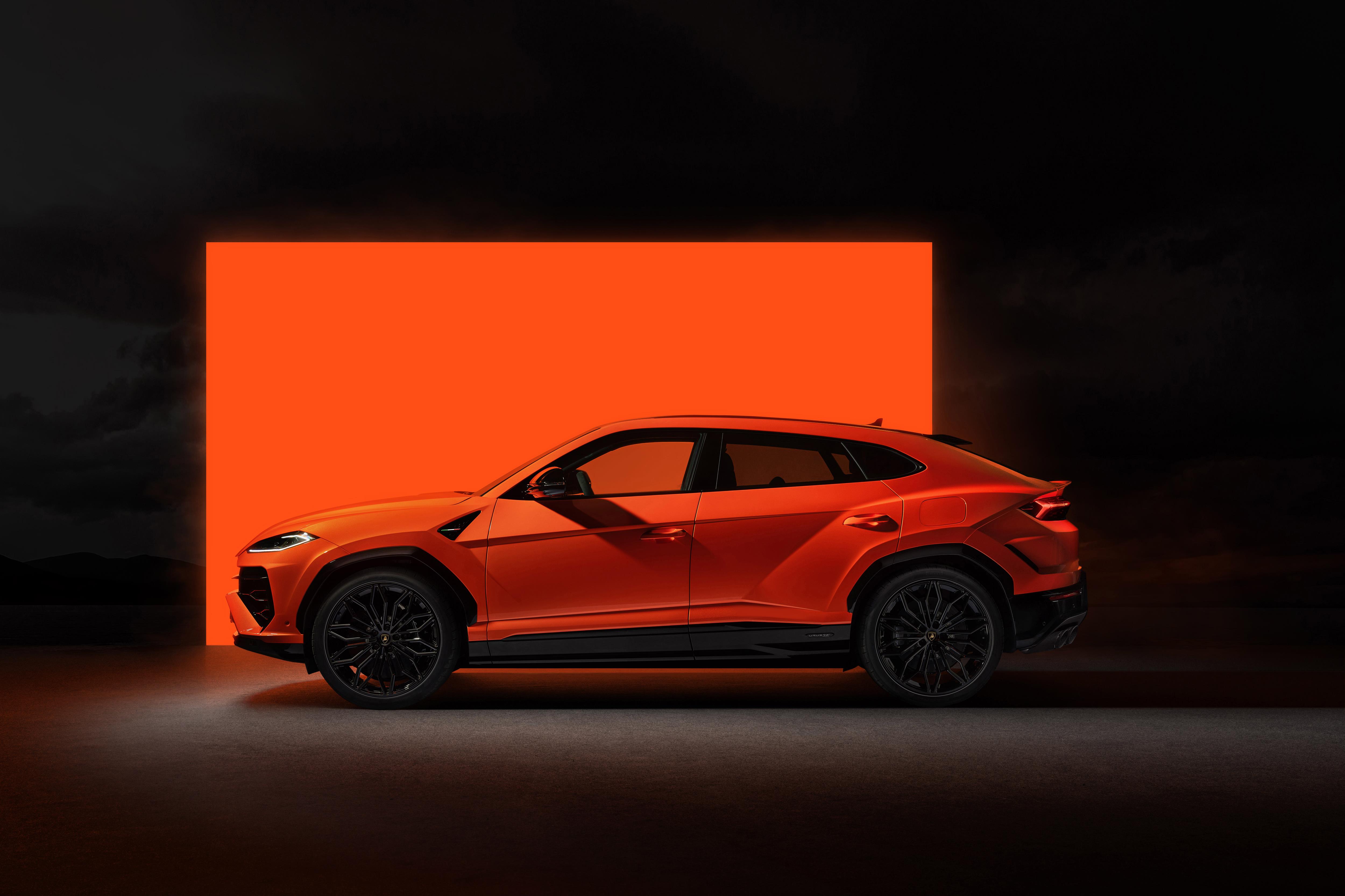 Lamborghini Urus SE side profile